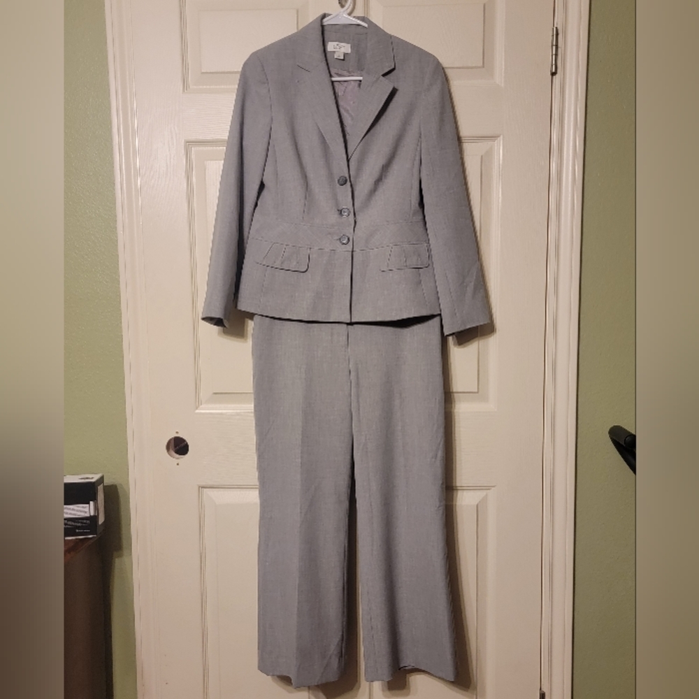 Ann Taylor Loft Suit. Short sleeve. Lined.  Size 6